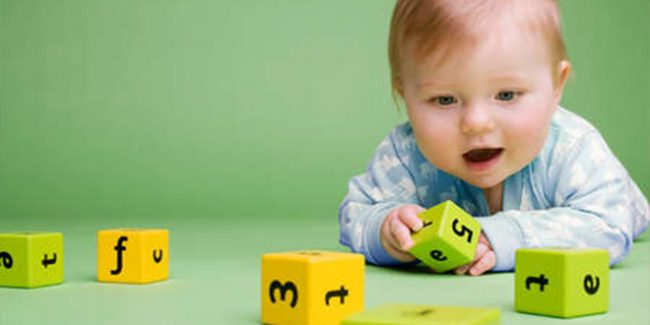 tieu-chuan-mua-do-choi-tre-em-cho-be-so-sinh-duoi-mot-tuoi-0